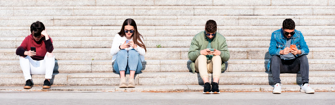 Jóvenes utilizando sus smartphone sin hablar